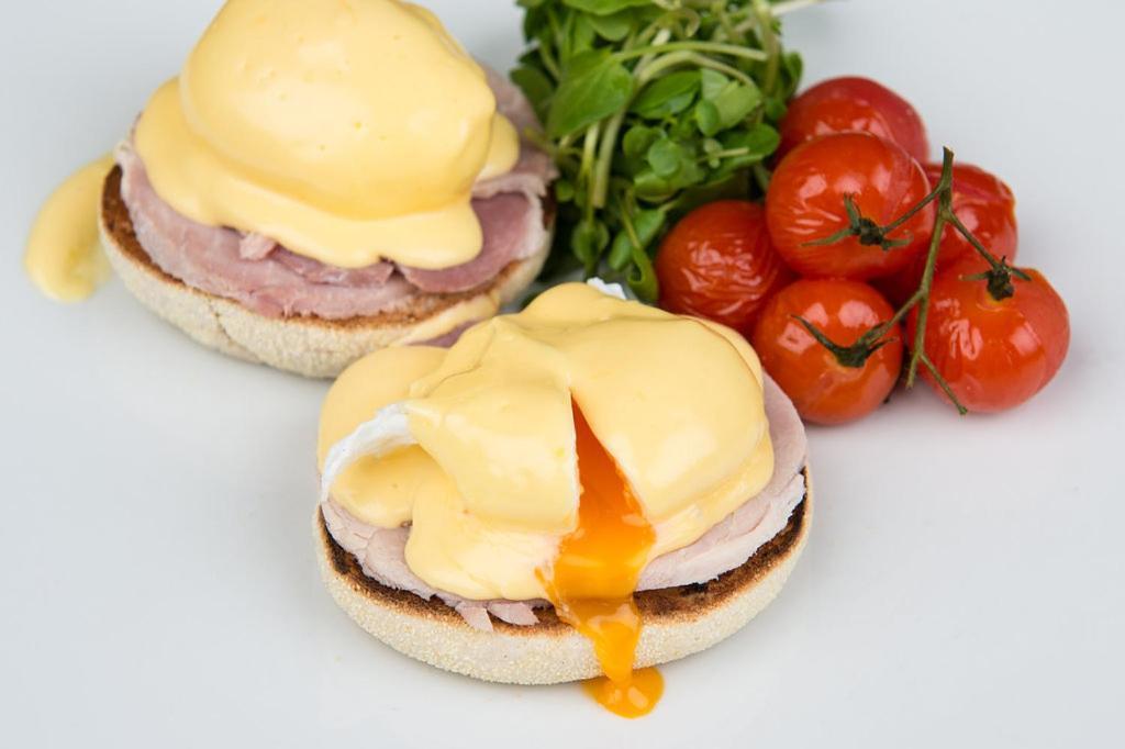 Darwin'S Townhouse Bed & Breakfast Shrewsbury Eksteriør bilde Eggs Benedict