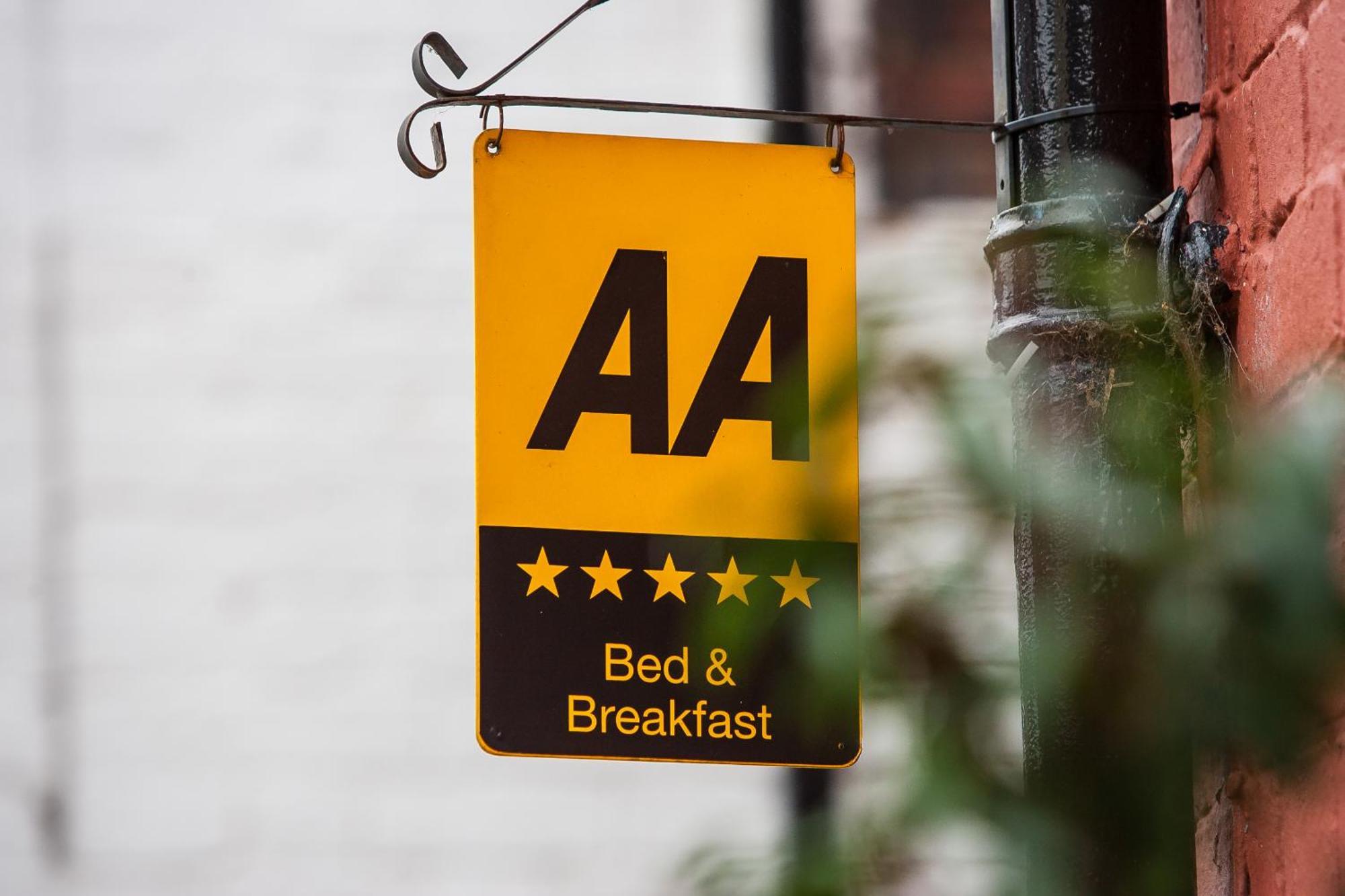 Darwin'S Townhouse Bed & Breakfast Shrewsbury Eksteriør bilde AA sign