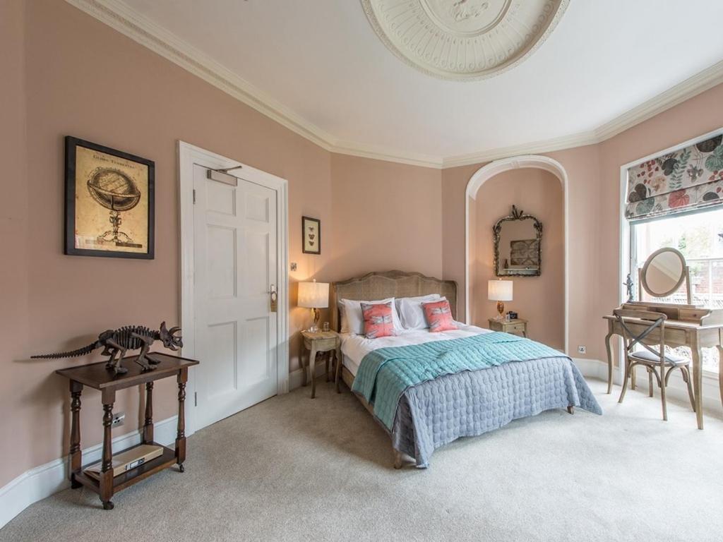 Darwin'S Townhouse Bed & Breakfast Shrewsbury Eksteriør bilde The bedroom of the 18th-century house
