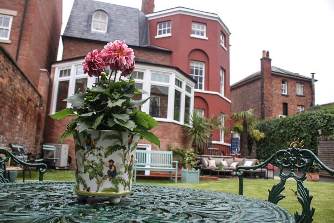 Darwin'S Townhouse Bed & Breakfast Shrewsbury Eksteriør bilde The garden of the former school