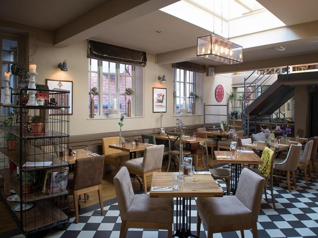 Darwin'S Townhouse Bed & Breakfast Shrewsbury Eksteriør bilde The restaurant at The Old Bank