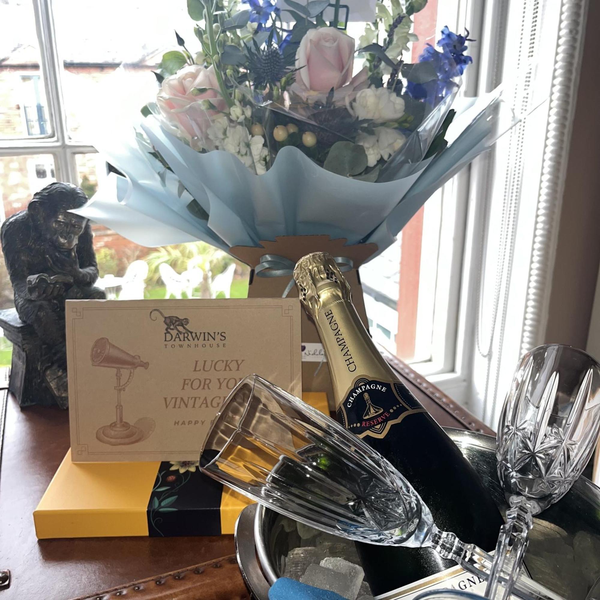 Darwin'S Townhouse Bed & Breakfast Shrewsbury Eksteriør bilde A bottle of Dom Pérignon
