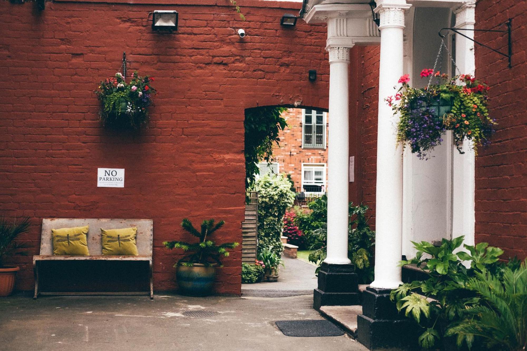 Darwin'S Townhouse Bed & Breakfast Shrewsbury Eksteriør bilde The entrance to the courtyard of the former St. Mary's Hospital