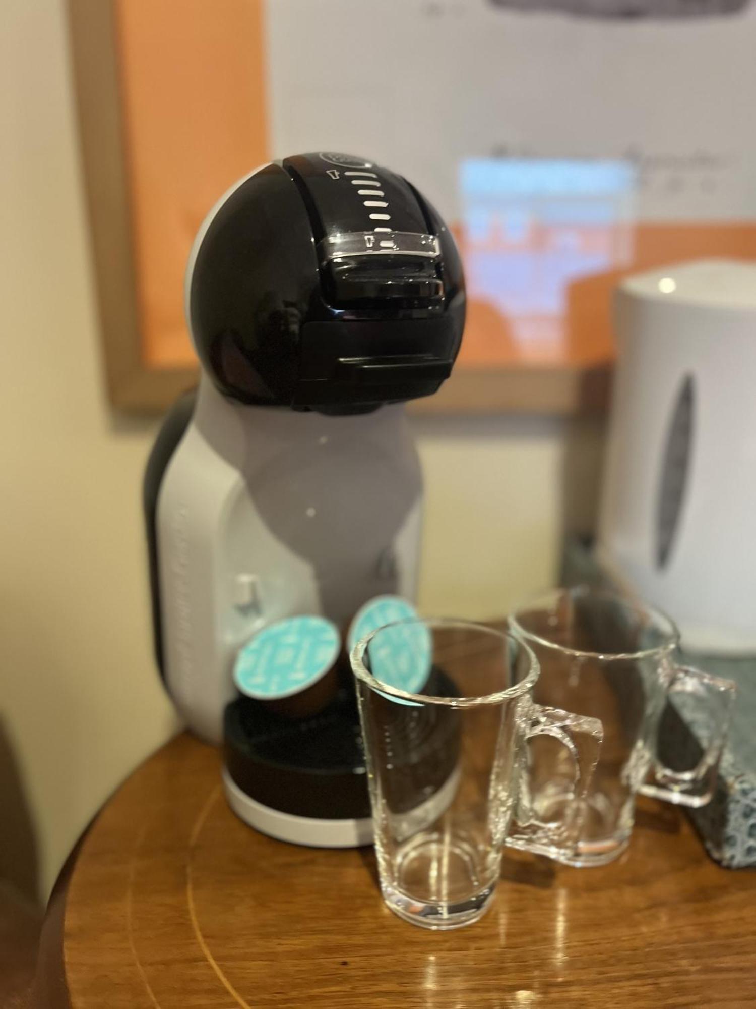 Darwin'S Townhouse Bed & Breakfast Shrewsbury Rom bilde A Dolce Gusto coffee machine