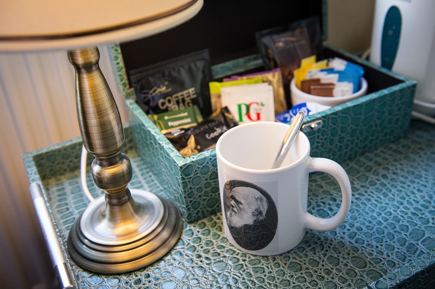 Darwin'S Townhouse Bed & Breakfast Shrewsbury Rom bilde A coffee and tea tray in a hotel room