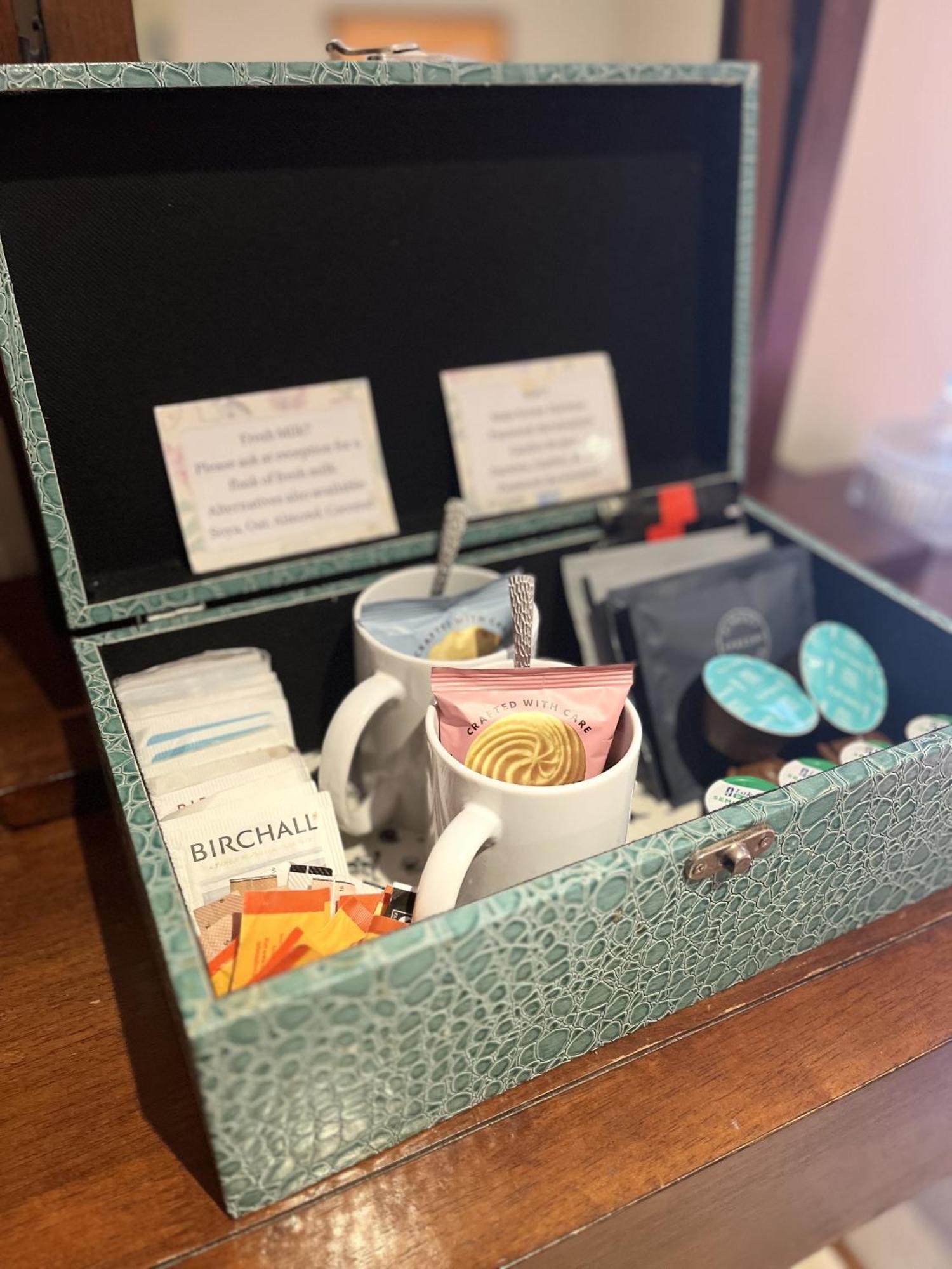 Darwin'S Townhouse Bed & Breakfast Shrewsbury Rom bilde A tea box