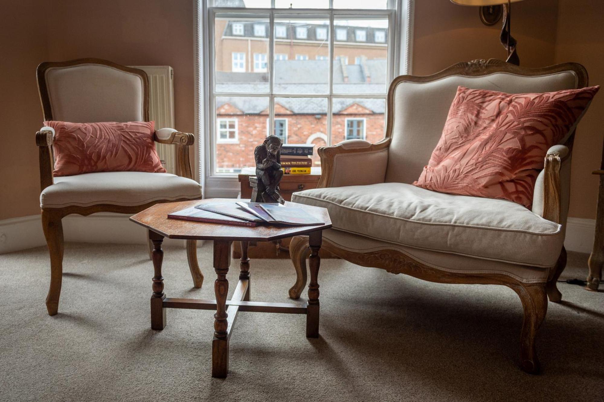 Darwin'S Townhouse Bed & Breakfast Shrewsbury Rom bilde The interior of the Old Bank House
