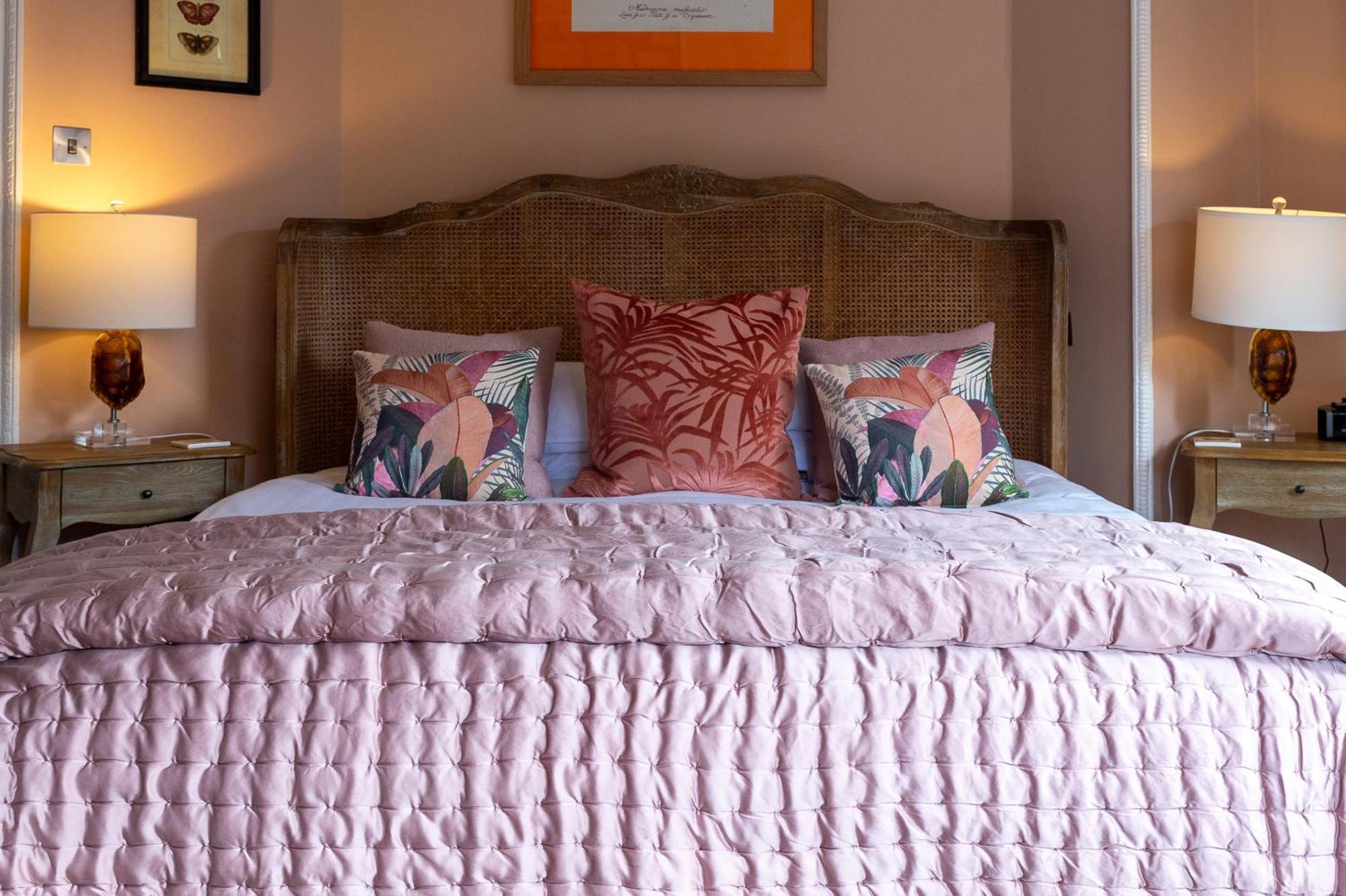 Darwin'S Townhouse Bed & Breakfast Shrewsbury Rom bilde A bed with a duvet