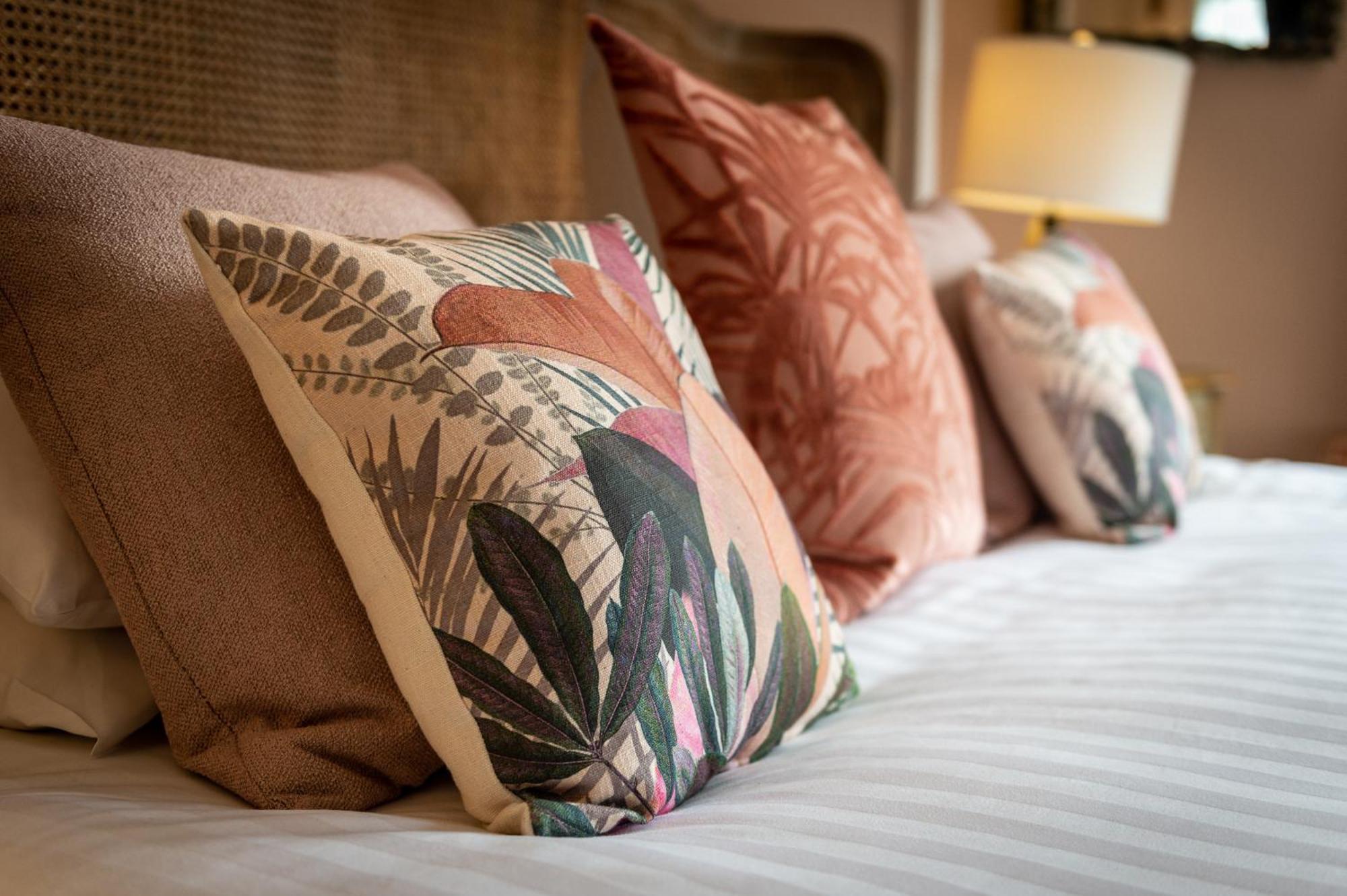 Darwin'S Townhouse Bed & Breakfast Shrewsbury Rom bilde Cushions on a bed