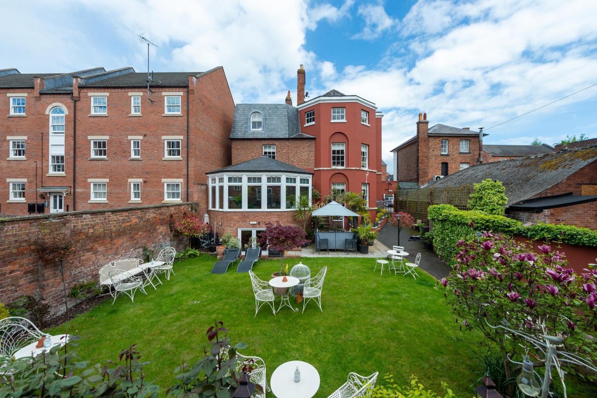 Darwin'S Townhouse Bed & Breakfast Shrewsbury Rom bilde The garden of the hotel
